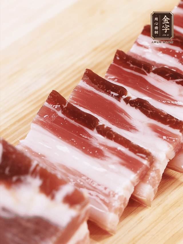 金字淡咸肉切厚片；金字淡咸肉、仔排加蔥姜、料酒焯水3分鐘，溫水洗凈。