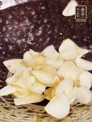 大蒜、生姜、紅蔥頭處理成粒。青辣椒切碎