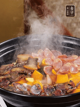 關(guān)火鋪上土香腸、梅干菜香腸、醬肉，加生抽、清水、黑胡椒粉調(diào)成的料汁，中火焗5分鐘