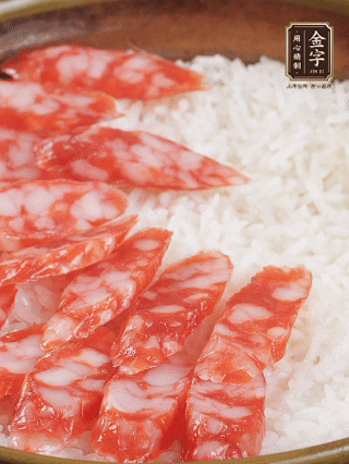 砂鍋加入半勺豬油、半勺花生油抹勻，倒入絲苗米，加水沒過大米一指高，蓋蓋大火煮至水分微干